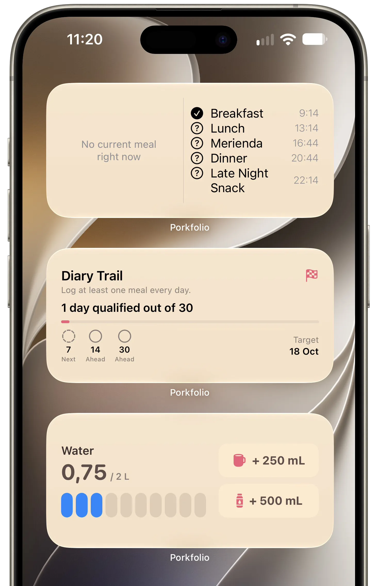 iPhoneに並んだ3つのPorkfolioウィジェット：今日の食事スケジュール、日記の足あとチャレンジ、+250 mLと+500 mLのボタンがある水分